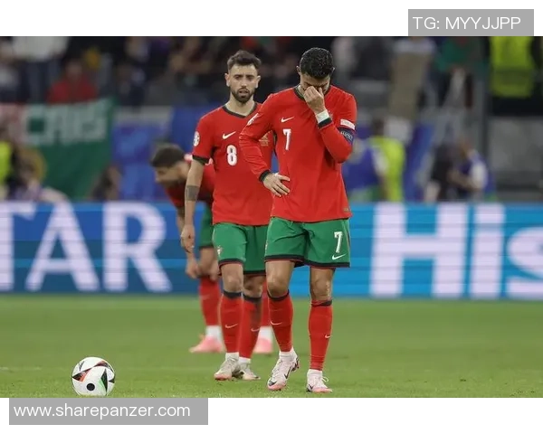 足球巨星儿子因父亲退役落泪 感人瞬间触动无数球迷心弦